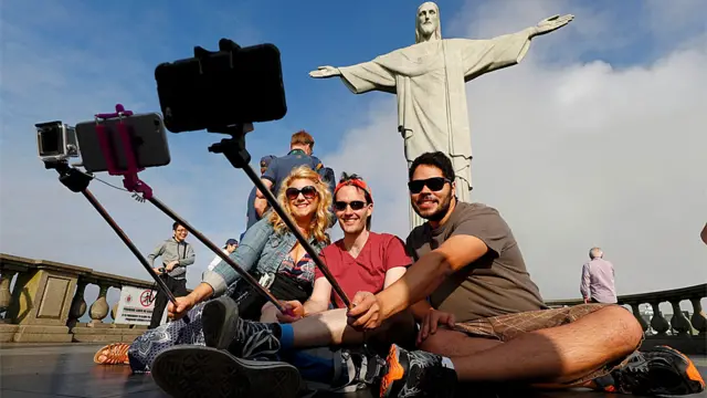 Turistas fazem selfie no Cristo Redentor