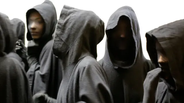 Shubbistoonni Afriikaa Kiibbaa Johaanisbargitti gaafa Kamisaa shaakala xumuraaf aartii ' Snow White-The Ballet' jedhamuuf wal tajjIi seenuuf yeroo qophaa'an. Afrikaa Kibbaa, Onkololeessa 12, 2017.