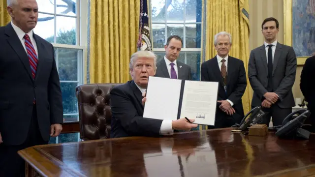 یکی از نخستین اقدامات دونالد ترامپ بعد از رسیدن به قدرت، امضای یک فرمان ریاست جمهوری برای خروج کشورش از پیمان تجاری تیپیپی بود. او در این عکس در حال نشان دادن امضایش در پای این فرمان است