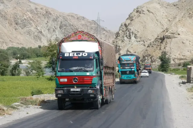 Konvoj kamiona na magistralnom putu AH76