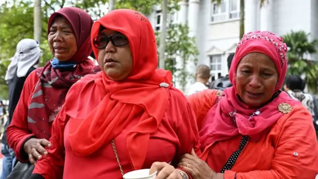 বিচারকের রায় শুনে ভেঙে পড়েন আদালতে উপস্থিত মি. রাজাকের কিছু সমর্থক।