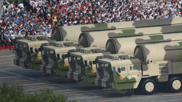 Китайские межконтинентальные баллистические ракеты на параде