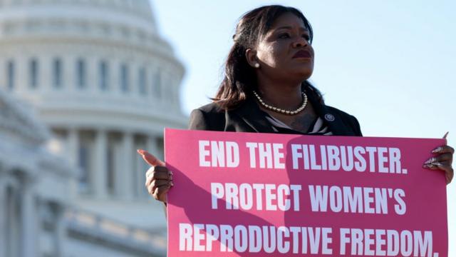 La representante demócrata Cori Bush protesta contra el filibusterismo frente al Capitolio