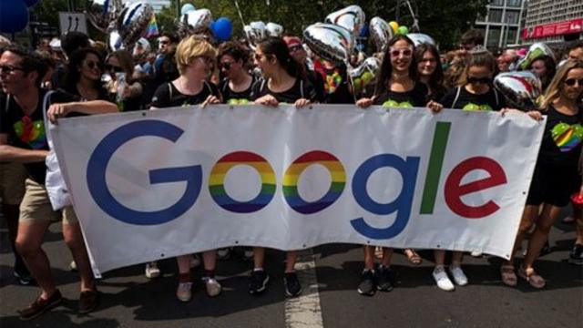 Mujeres con una pancarta de Google