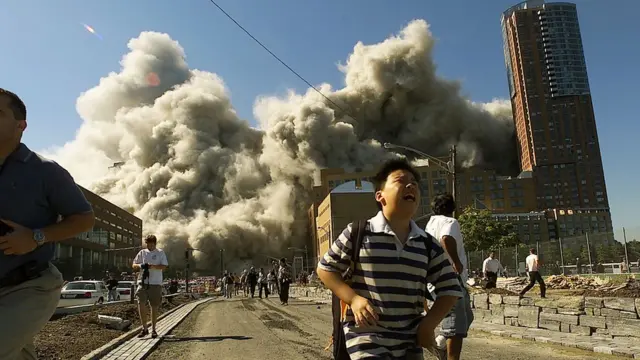 টাওয়ার ধ্বংসের পর আতঙ্কিত মানুষ।