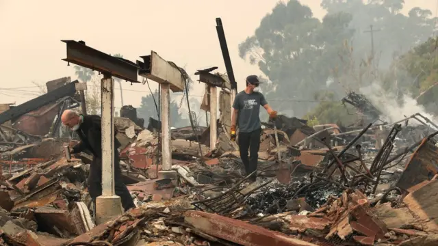 Edificio quemado en Ventura, California