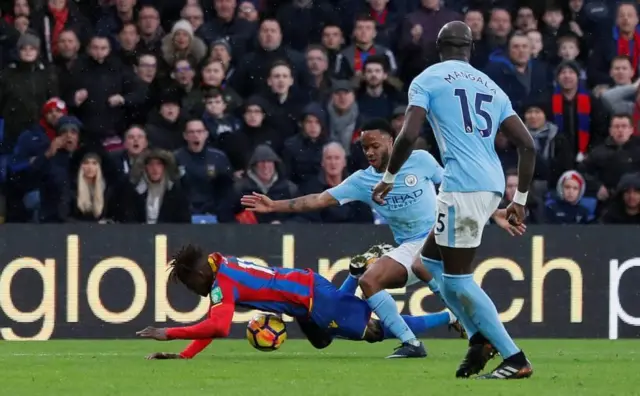 Umusatirizi Zaha (aguye hasi) niwe yatumye Crystal Palace ironka penaliti ariko itashoboye kwinjira