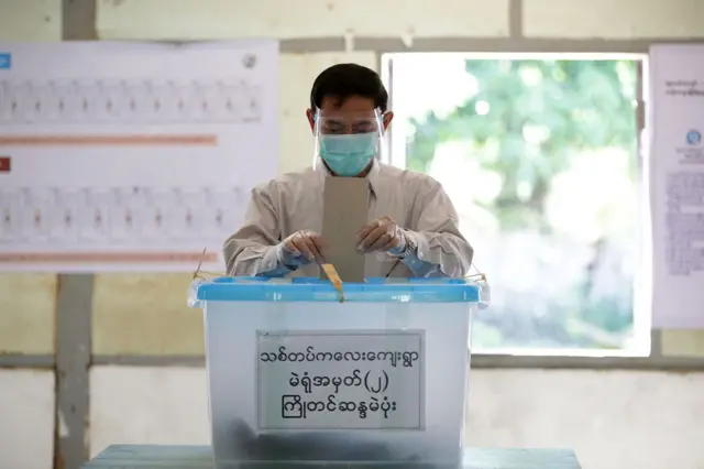 ဦးသန်းဌေး မိသားစုနဲ့အတူ ကြိုတင်မဲလာပေးစဥ်