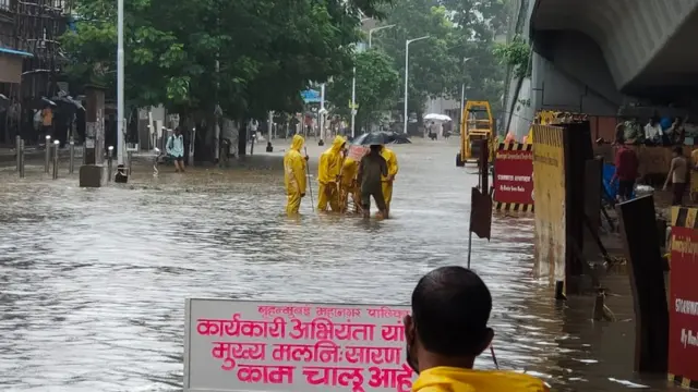 सलग काही तास पाऊस पडल्यानंतर दादरमध्ये सखल भागात पाणी साचले