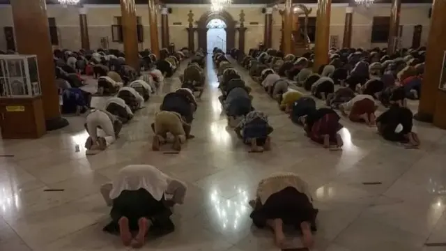 Umat Muslim mengadakan salat di masjid di Solo.