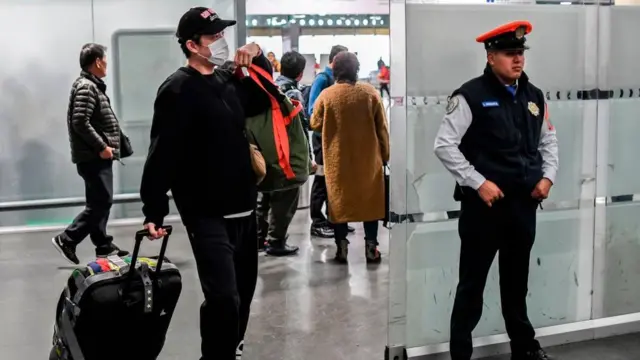 Hombre con máscara en el aeropuerto de México.
