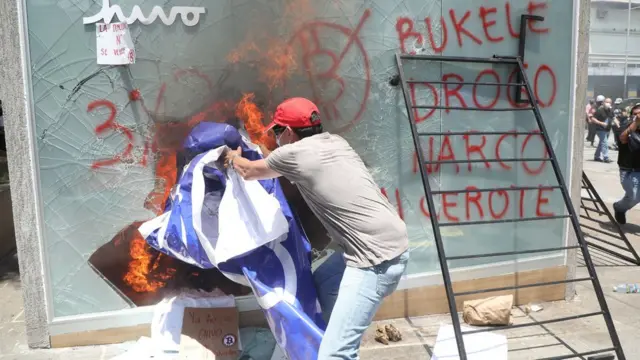 እቶም ሰልፈኛታት ንገለ ማሽናት ናይ ቢትኮይን ሓዊ ከእትውለን እንከለዉ ገለ ኸኣ 'ናይብ ቡከለ ውልቀ መላኺ' ዝብል ጭርሖታት ሒዞም ነይሮም።