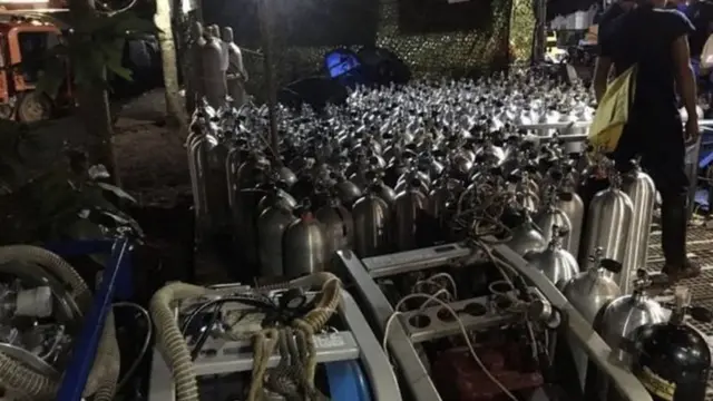 முக்குளிப்பவர்களுக்காக வைக்கப்பட்டுள்ள பிராணவாயு இயந்திரங்கள்