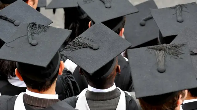 大学毕业生背面