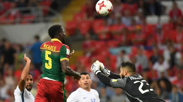 El gol de Ngadeu fue anulado pese a que pareció que no hubo infracción sobre Vidal.