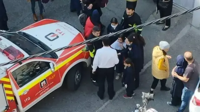 تلميذات إيرانيات تنتظرن الإسعاف أمام إحدى المدراس الإيرانية