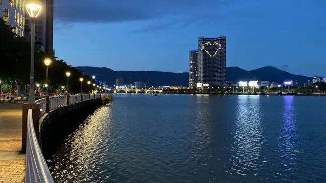 Ngay sau khi Chỉ thị 16 có hiệu lệnh, đường phố Đà Nẵng - thành phố nổi tiếng du lịch trở nên vắng ngắt.