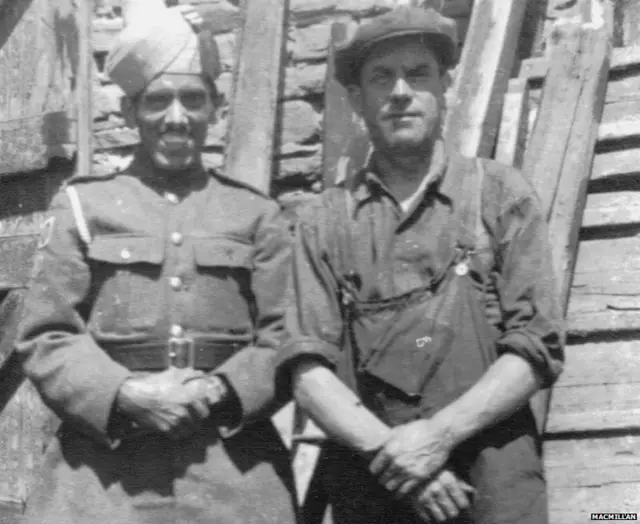 ਵੇਲਸ ਵਿੱਚ ਚਾਰਲੀ ਐਜਵਰਡਸ ਦੇ ਨਾਲ ਭਾਰਤੀ ਸੈਨਿਕ ਸਦਾ ਖ਼ਾਨ