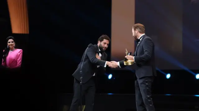 منح الزهيري أيضا جائزة أفضل موهبة في منطقة الشرق الأوسط المقدمة من مجلة "فارايتي" الفنية المعروفة