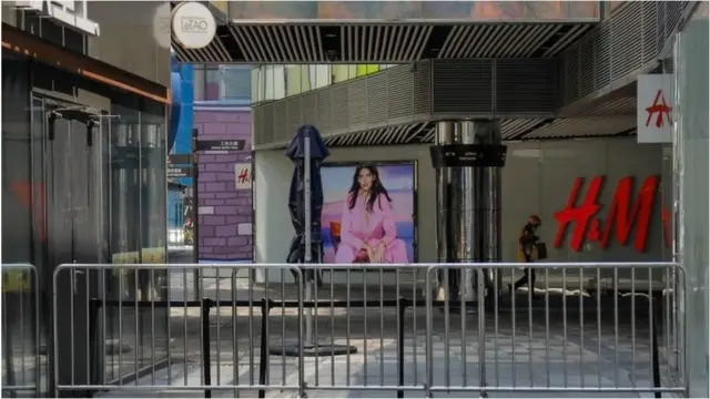 一名外卖送货员在北京某封闭场所行走。