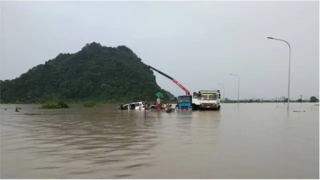 အရင်တခေါက် ဘားအံမြို့တွင် ရေကြီးခဲ့စဉ် အခြေအနေ။