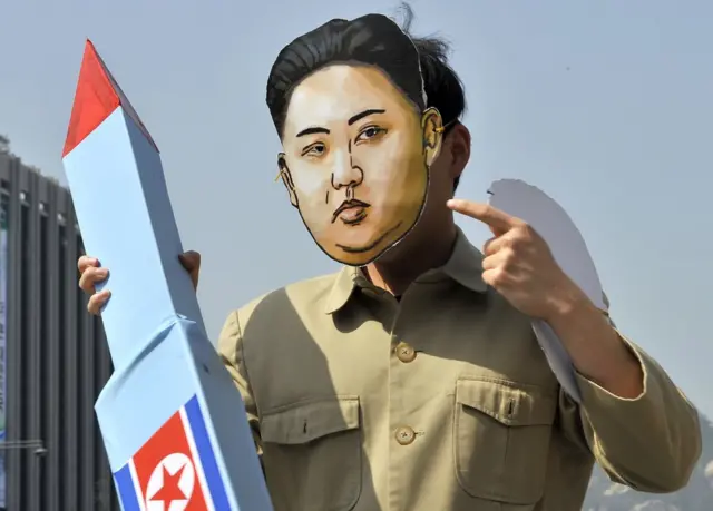 Un hombre disfrazado de Kim Jong-un protesta contra el programa nuclear de Corea del Norte.