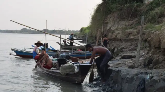 Ngư dân đánh bắt cá hilsa ở Myanmar