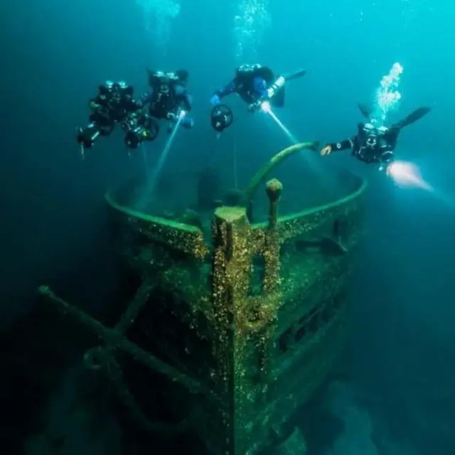 Restos del buque Eber Ward iluminados por las linternas de cuatro buzos Foto: Jennifer Idol