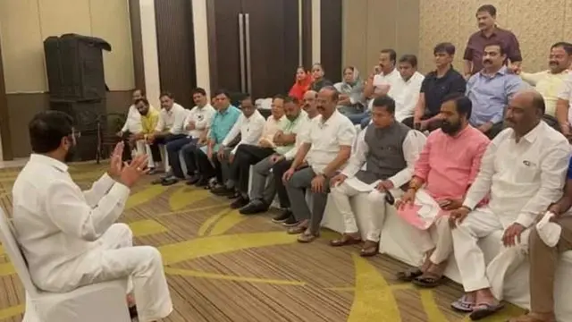 गुवाहाटी में विधायकों से बातचीत करते एकनाथ शिंदे