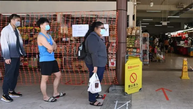 Pessoas na fila para entrarcasinoonlineuma lojacasinoonlineCingapura