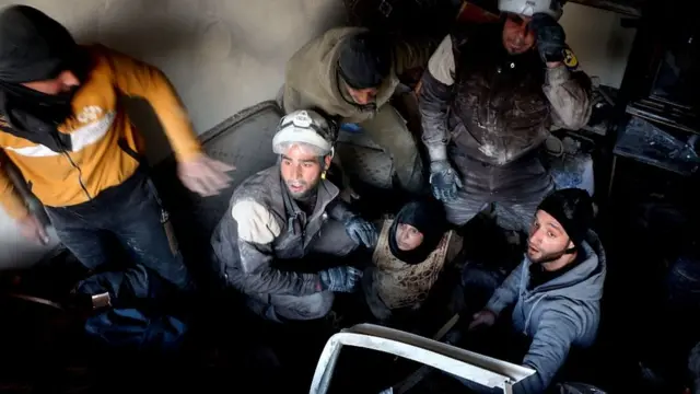 د حلب د ښار يوۀ اوسېدونکى وويل د دغې کورنۍ غړي د ساه بندېدو له امله مړه شوي.