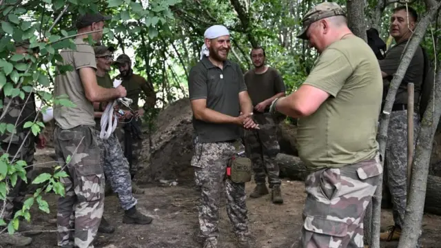 військові копають окопи