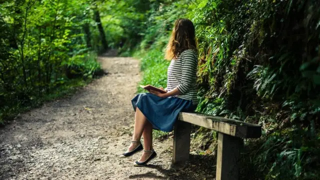 فتاة تجلس في متنزه