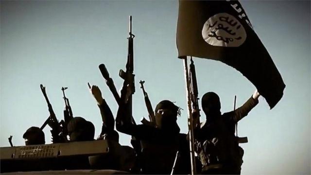 مسلحو تنظيم الدولة الإسلامية في الأنبار بالعراق عام 2014