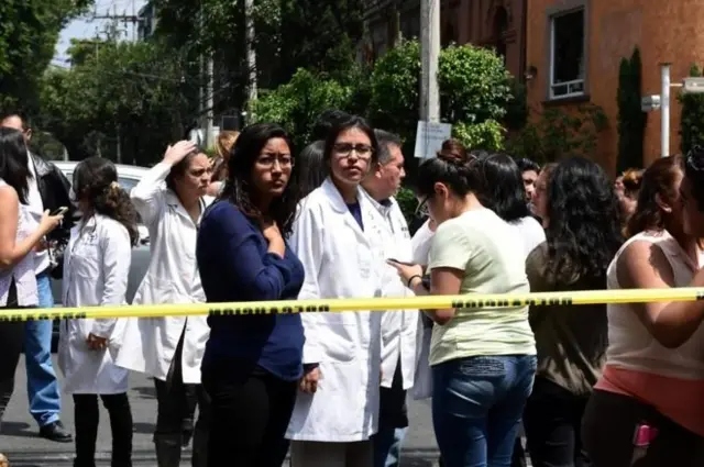 People just dey surprise for street dey look things wey di strong earthquake don destroy.