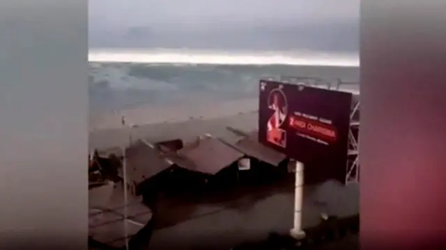 ১৯ ফুট উঁচু ঢেউ এগিয়ে আসছে পালুর উপকুলের দিকে, মোবাইল ফোনে তোলা ভিডিও