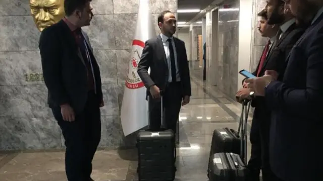 AKP, YSK'ya itiraz belgelerini üç bavulda götürdü.