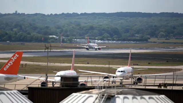 un avión aterriza en el aeropuerto de Gatwick.