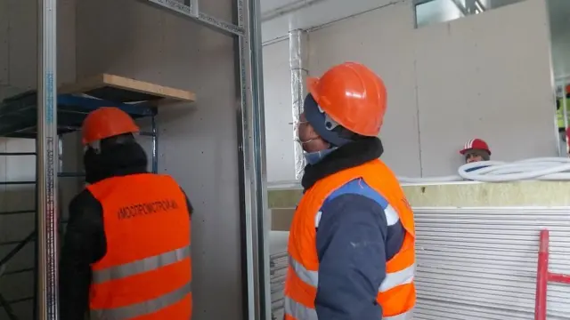 курулушунда иштеп жаткан кыргызстандык мигранттар