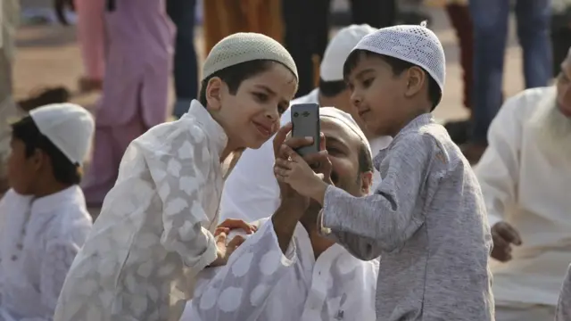 ঈদ-উল-আযহার নামাজের পর পরিবারের সদস্যদের নিয়ে সেলফি তুলছেন দিল্লির এক ব্যক্তি।
