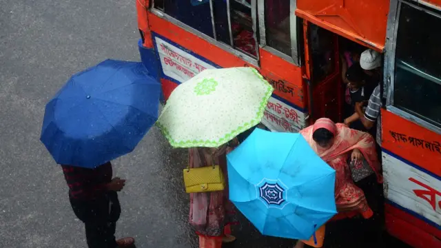 বাস সম্পর্কে দেখেশুনে বাসে ওঠার জন্য পরামর্শ দিচ্ছে হাইওয়ে পুলিশ।