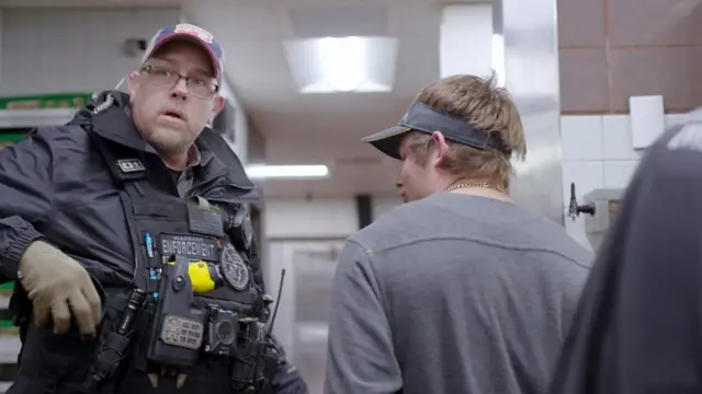 Scott Gribble junto a Bryce, un detenido.