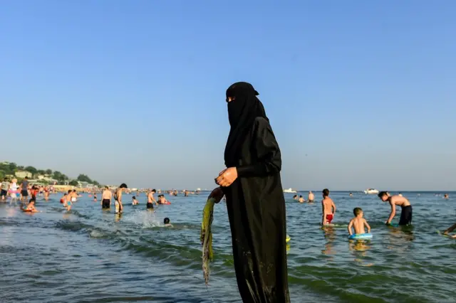 Denize giren insanlar