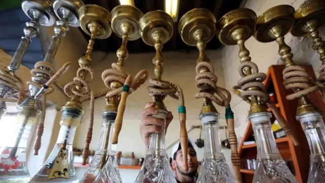يشيع تدخين الأرجيلة أو الشيشة في المقاهي المصرية