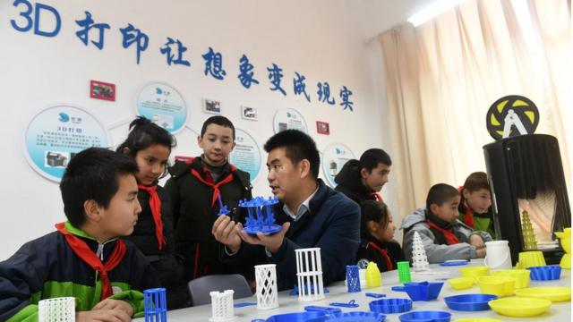 中國一所學校教授3D打印課程。