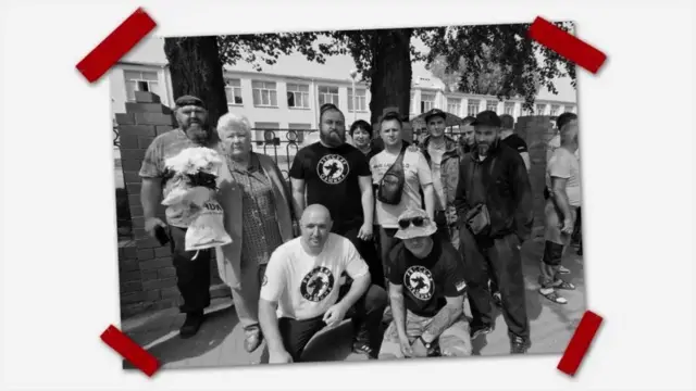 Pripadnici Ruske zajednice koji su posetili školu poneli su buket cveća za nastavnicu