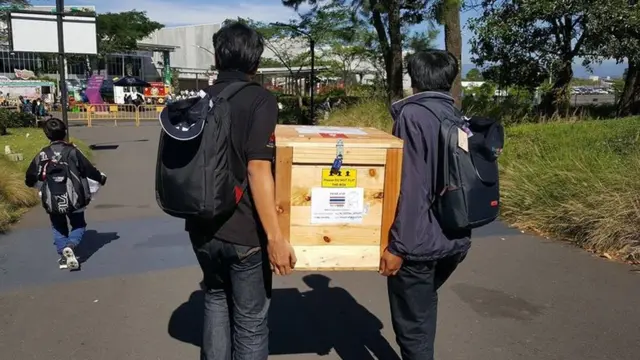 สมาชิกทีมวไลยอลงกรณ์ ช่วยขนหุ่นยนต์เพื่อเตรียมพร้อมก่อนการแข่งขัน