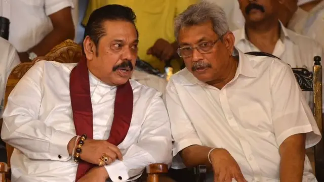 Tổng thống đương nhiệm của Sri Lanka Gotabaya Rajapaksa (phải) và người anh trai, cựu Thủ tướng và Tổng thống Mahinda Rajapaksa vào năm 2018