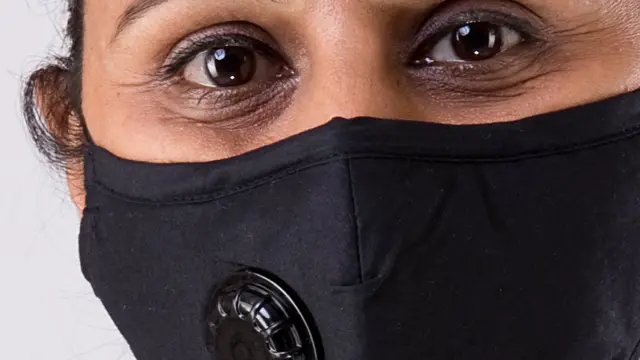 கொரோனா வைரஸ்: பிரிட்டனில் சிகிச்சை அளிக்கும் இந்திய செவிலியரின் உருக்கமான நிலை