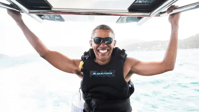 Obama posa sorrindojogo de frutauma lancha